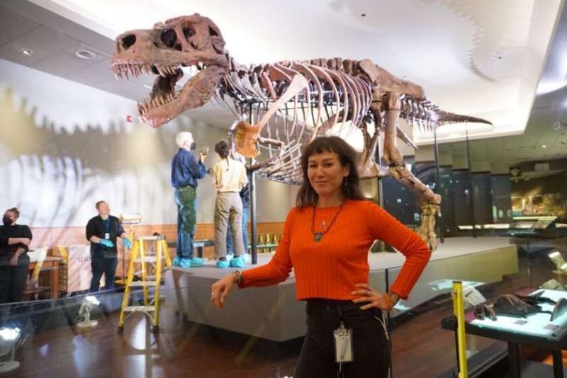   Paleontologs Jingmai O’Connor vada Sjū rokas testēšanas projektu.