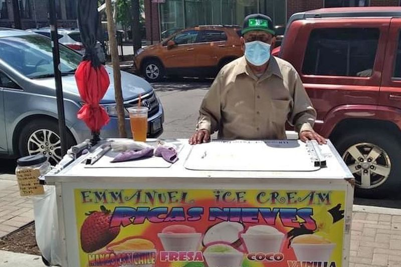 Don Ananías Ocampo avec sa charrette paletero dans la 18e rue à Pilsen en 2019.