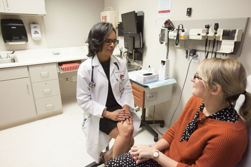 Monica Christmas, M.D., se reúne con un paciente en el Centro Duchossois de Medicina Avanzada de la Universidad de Chicago.