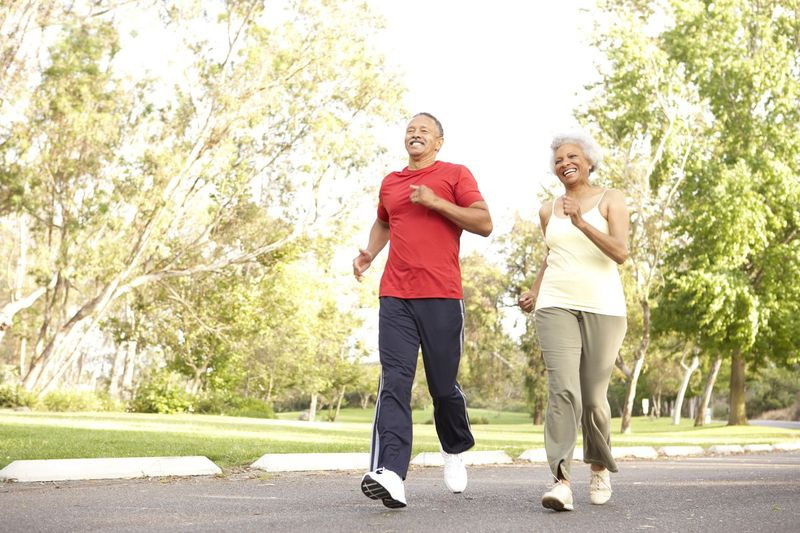 Voor een goed afgerond trainingsprogramma, denk in termen van een mix van activiteiten om het uithoudingsvermogen te verbeteren, de kracht te vergroten en de flexibiliteit te behouden. En wees creatief. Wandelen, joggen, zwemmen en fietsen zijn allemaal geschikt voor gematigde aerobe activiteiten voor het uithoudingsvermogen, maar dat geldt ook voor dansen, het gras harken of badminton spelen.