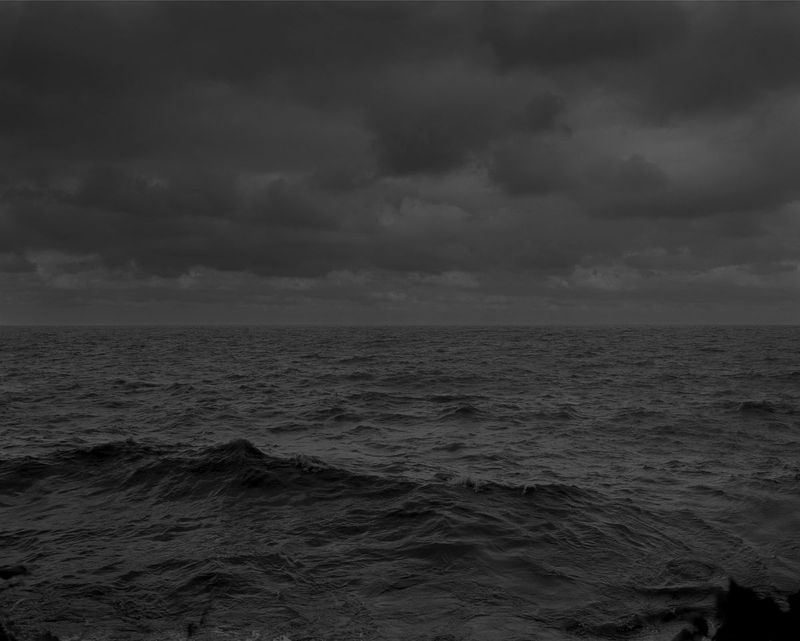 Davuds Bejs. Bez nosaukuma #25 (Erijas ezers un Sky), no seriāla Night Coming Tenderly, Black, 2017. | Rennie kolekcija, Vankūvera. Davuds Bejs. Čikāgas Mākslas institūts