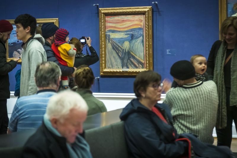 Šajā svētdienas, 2019. gada 13. janvāra faila fotoattēlā cilvēki aplūko filmu The Scream Nacionālajā galerijā Oslo.