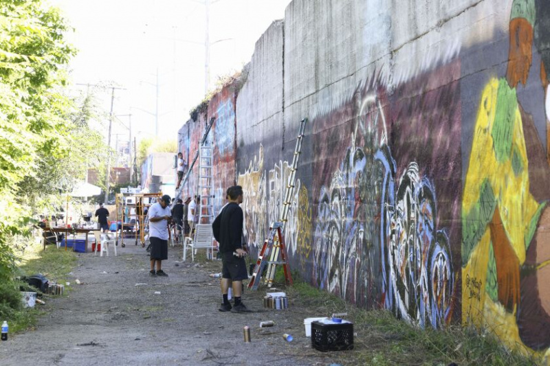   Künstler arbeiten am Sonntag beim „Meeting of Styles“, einem internationalen Straßenkunstfestival in der Nähe der Commercial Avenue und der South Chicago Avenue auf der Southeast Side, an verschiedenen Werken.