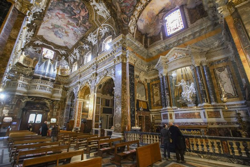 Detsembris saavad külastajad imetleda Rooma Püha Maarja Võidu kiriku Cornaro kabelis barokk-arhitekti ja skulptori Gian Lorenzo Bernini aastatel 1647–1652 valmistatud marmorist skulptuurigruppi Ecstasy of Saint Teresa.