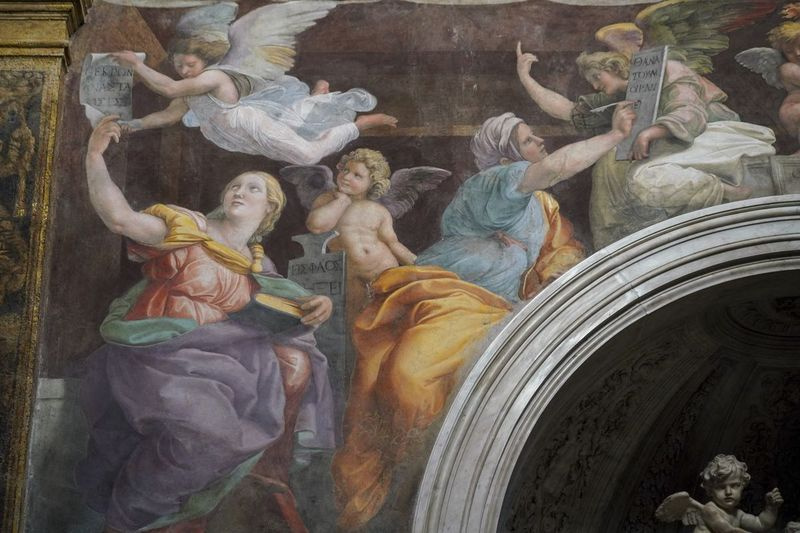 Itaalias Roomas asuva Santa Maria della Pace kiriku sisemust kaunistab detail 1514. aasta freskost Sybils, mida inglitelt juhendas Itaalia kõrgrenessansiajastu maalikunstnik Raffaello Sanzio, tuntud kui Raphael.