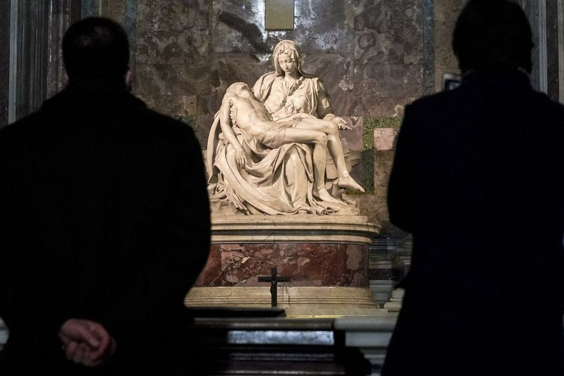 Külastajad imetlevad Vatikanis asuvas Püha Peetruse basiilika sees Itaalia skulptori Michelangelo Buonarroti 1499. aastal valmistatud marmorskulptuuri The Piety. Mõned Itaalia kultuuripärandi peened pärlid jäävad reaalses elus välja riigi kirikutes, millest mõnel on renessansikunsti ja ikonograafia kogud, mida iga muuseum kadestaks.