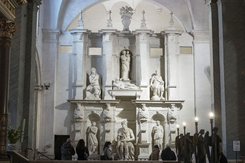 Külastajad imetlevad selle kuu alguses Roomas San Pietro in Vincoli kirikus paavst Julius II hauda koos Mosè keskse marmorist kujuga, mille valmistas Itaalia skulptor Michelangelo Buonarroti aastatel 1505–1545.