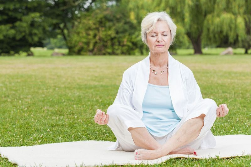 Lichte lichaamsbeweging, zoals yoga, kan het geheugen en de stemming verbeteren voor vrouwen die menopauze of postmenopauzale symptomen ervaren.