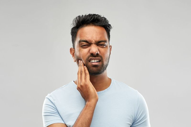 Avec une douleur persistante à la mâchoire, qu