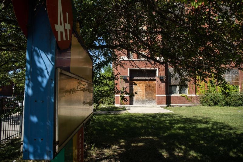 Bývalá základní škola Roberta Emmeta, 5500 W. Madison St., ve čtvrti Austin.