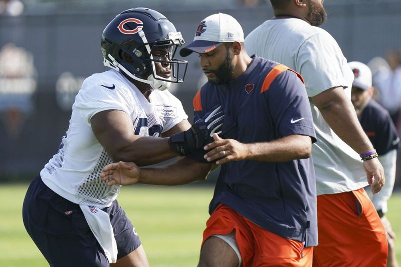 Förstaårs defensiva koordinator Sean Desai (höger, med linjebackaren Ladarius Mack) har varit med i Bears tränarstaben sedan 2013, och arbetat under defensiva koordinatorerna Mel Tucker, Vic Fangio och Chuck Pagano.