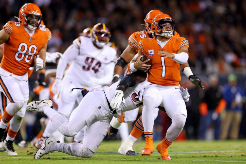   Bears-Quarterback Justin Fields war in sechs Spielen vor dem Spiel am Montagabend gegen die Patriots im Gillette Stadium 23 Mal entlassen worden.