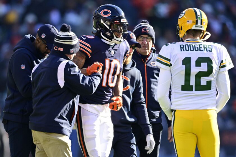  Penerima Bears Chase Claypool dibantu keluar padang selepas kecederaan lututnya ketika menentang Packers awal bulan ini.