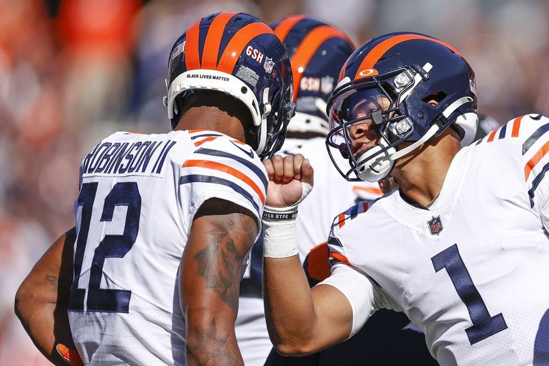 Bears-mottaker Allen Robinson, venstre, og quarterback Justin Fields sorterer fortsatt gjennom kjemien deres.