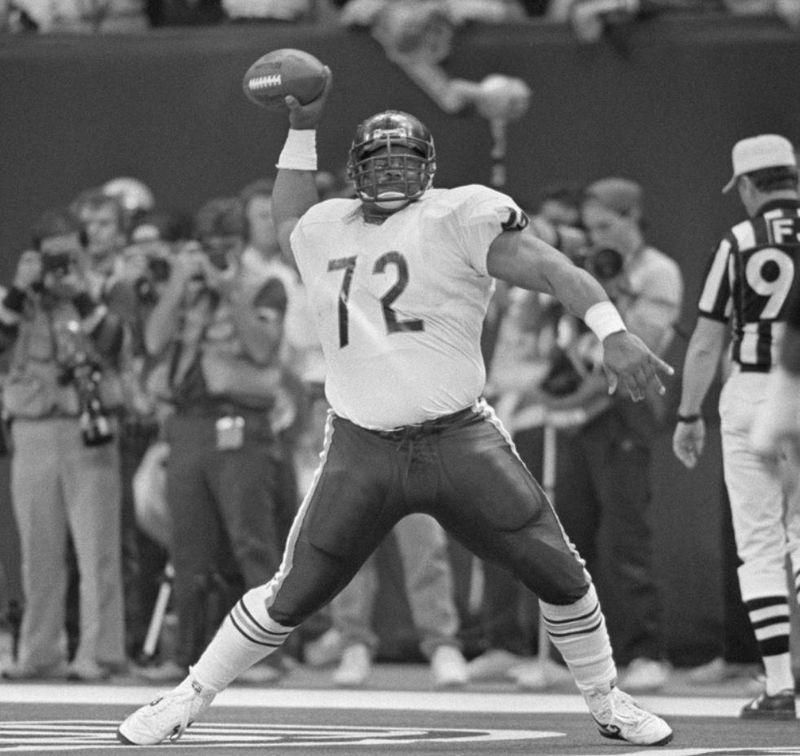 William Perry acerta a bola após marcar no Super Bowl XX. | AP