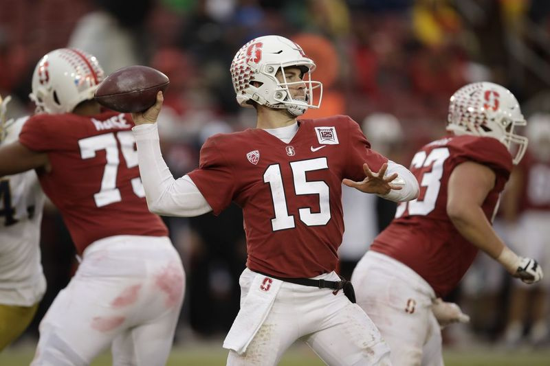 Le quart-arrière de Stanford Davis Mills passe contre Notre Dame en 2019.