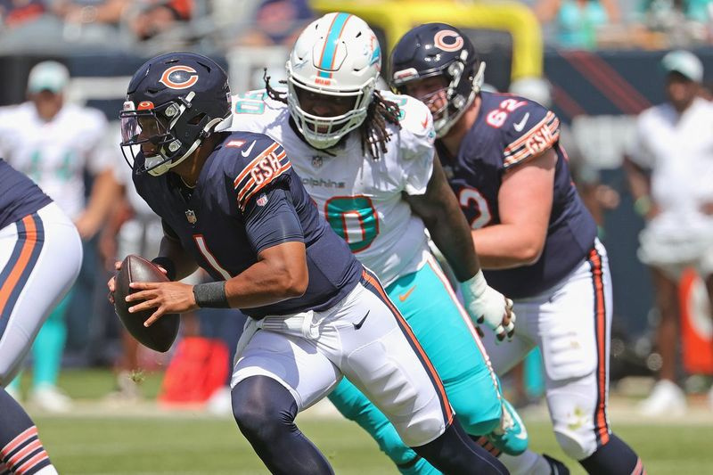 „Bears“ gynėjas Justinas Fieldsas kovoja su „Dolphins“ priešsezonio pradžioje.