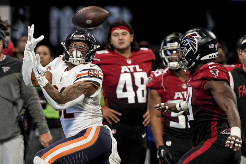   Et foto af Bears, der løber tilbage, David Montgomery, der fanger en dyb pasning fra Justin Fields.