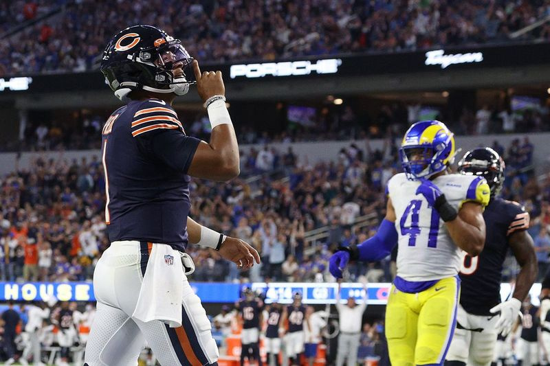Le quart-arrière des Bears Justin Fields célèbre un touché dimanche soir.