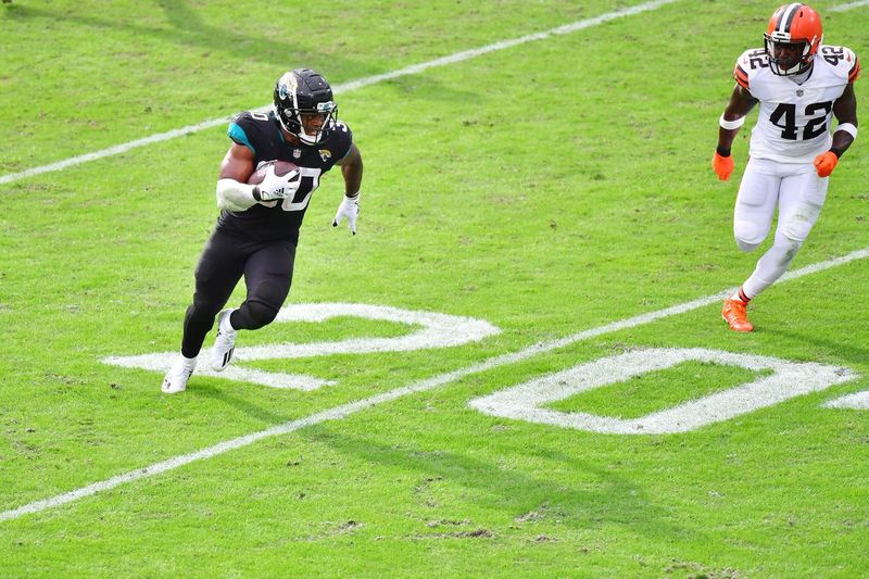 Klivlando „Browns“ – Džeksonvilio „Jaguars“.