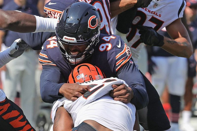 Bears ytterlinjeback Robert Quinn gör en tackling på söndag.