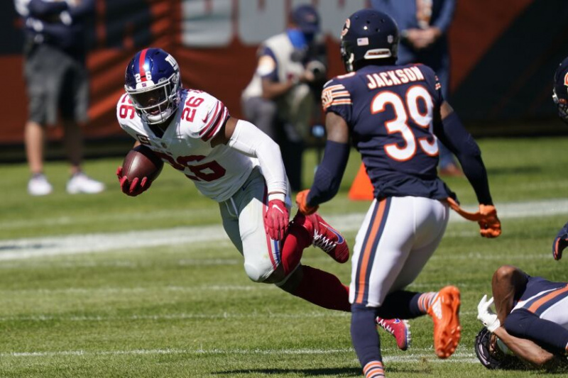   El profundo de los Bears, Eddie Jackson (39), presiona al corredor de los Giants, Saquon Barkley, en 2020 en Soldier Field. Jackson llevó a Barkley fuera de los límites en la jugada, y Barkley se desgarró el ligamento cruzado anterior, poniendo fin a su temporada en la semana 2.