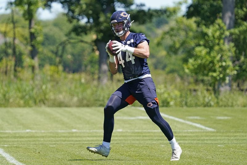 Bears tight end Jake Butt traint woensdag tijdens minicamp.