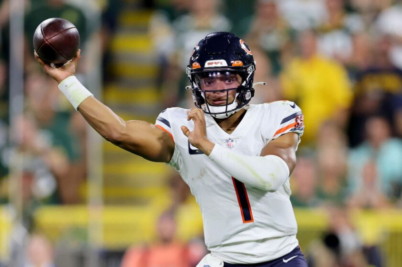   O fotografie a fundasului Bears, Justin Fields, aruncând o pasă împotriva celor de la Packers în meciul lor din săptămâna 2 de la Lambeau Field.