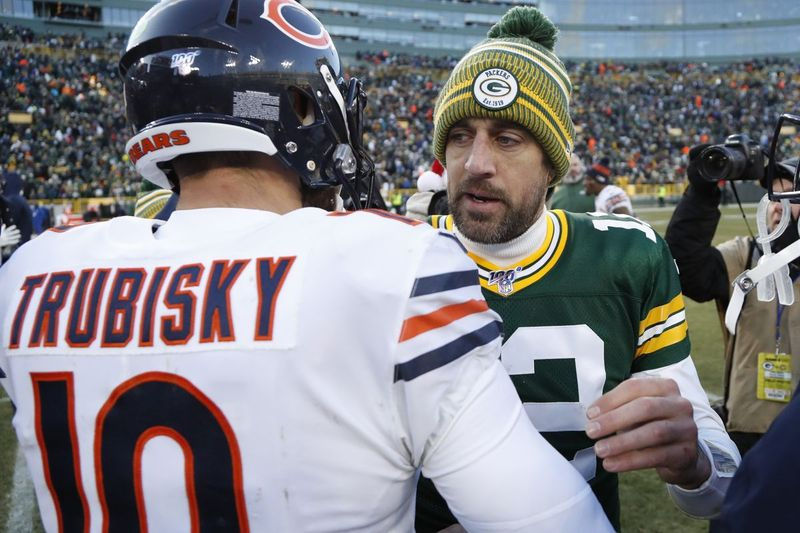 Per penkias karjeros rungtynes ​​Mitchas Trubisky (kairėje) turi vieną pergalę prieš Aaroną Rodgersą (dešinėje). Jie susitiks sekmadienį, turėdami didelių atkrintamųjų varžybų padarinių.