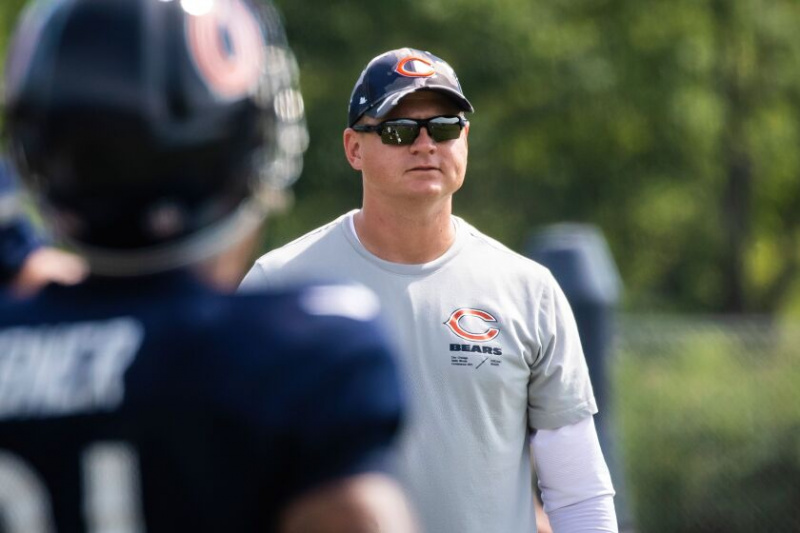  Ofenzívny koordinátor Chicago Bears Luke Getsy trénuje počas tréningového kempu. | Ashlee Rezin/Sun-Times