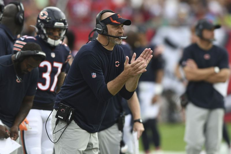 Tréner Bears Matt Nagy nabáda svoj tím v nedeľu proti Buccaneers. Bears prehrali 38:3 na štadióne Raymonda Jamesa v Tampe na Floride.