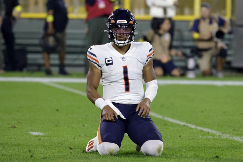  Een foto van Bears quarterback Justin Fields die reageert op een toneelstuk in het verlies van zondag tegen de Packers.