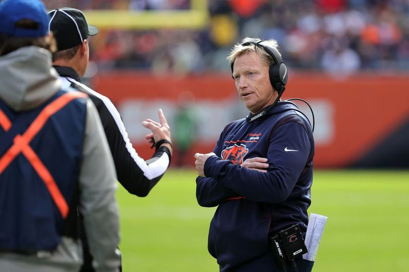 Chris Tabor, zastępujący głównego trenera Matta Nagy, rozmawia z urzędnikiem podczas przegranej Bears z 49ers w niedzielę.