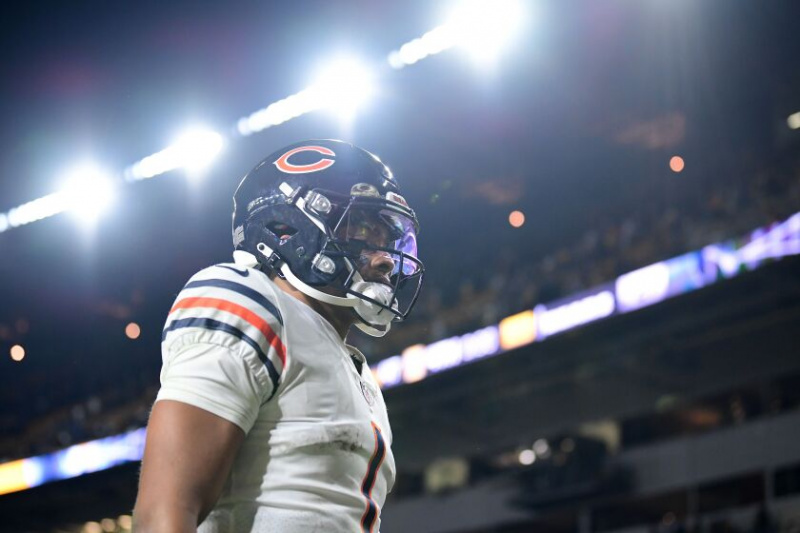   Le quart-arrière des Bears Justin Fields quitte le terrain après avoir perdu contre les Steelers le 8 novembre 2021.