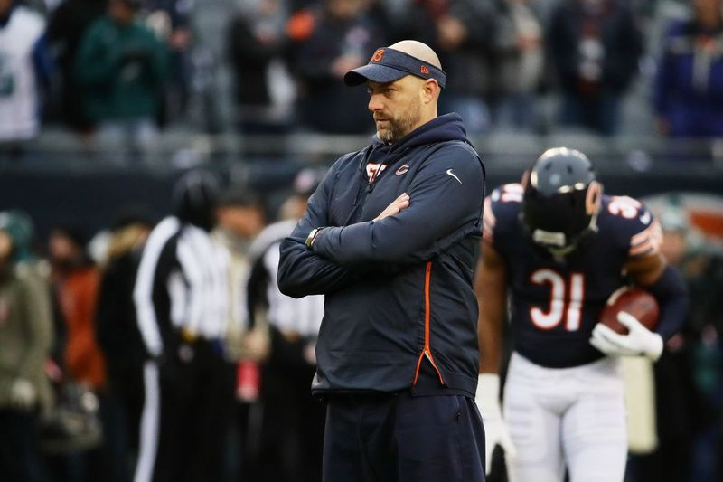 Trenér Bears Matt Nagy stojí na postranní čáře během zápasu play-off Bears proti Eagles na divokou kartu 6. ledna 2019.
