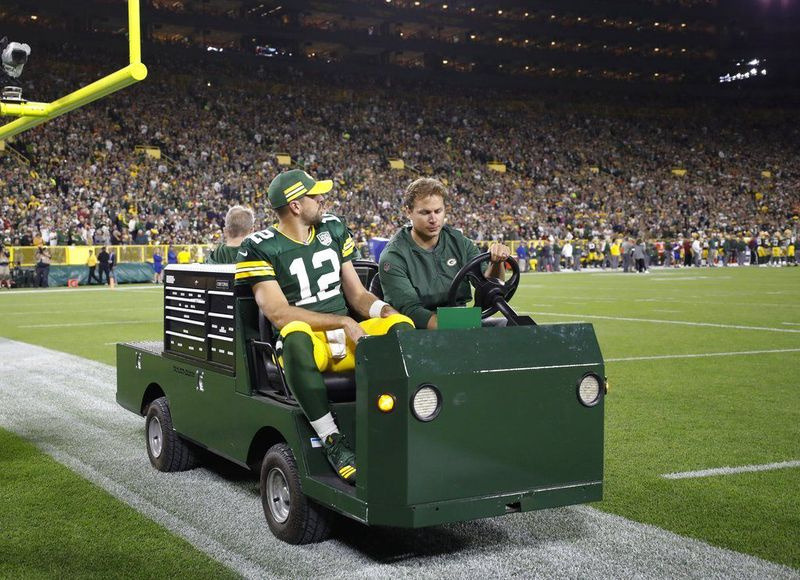 Aaron Rodgers von Green Bay Packers wird auf einem Karren vom Spielfeld geholt, nachdem er sich in der ersten Hälfte eines NFL-Footballspiels gegen die Chicago Bears am Sonntag, den 9. September 2018, in Green Bay, Wisconsin, ein Bein verletzt hat | AP Photo/Jeffrey Phelps