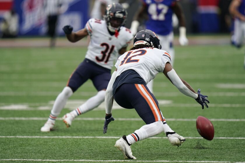  Una foto del novato de los Bears, Velus Jones, soltando un despeje contra los Giants.
