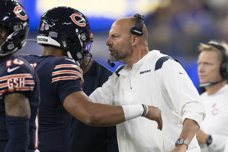 Trener Bears Matt Nagy (z prawej) powiedział, że Justin Fields (z lewej) lub Andy Dalton (nie na zdjęciu) w niedzielę zagrają przeciwko Lions.