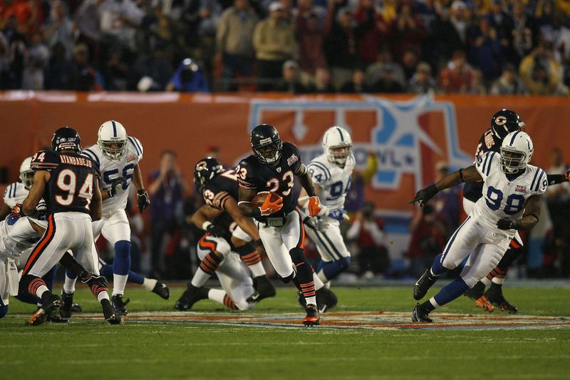 Devin Hester od Bears vrací úvodní výkop Super Bowlu na touchdown před 17 lety.