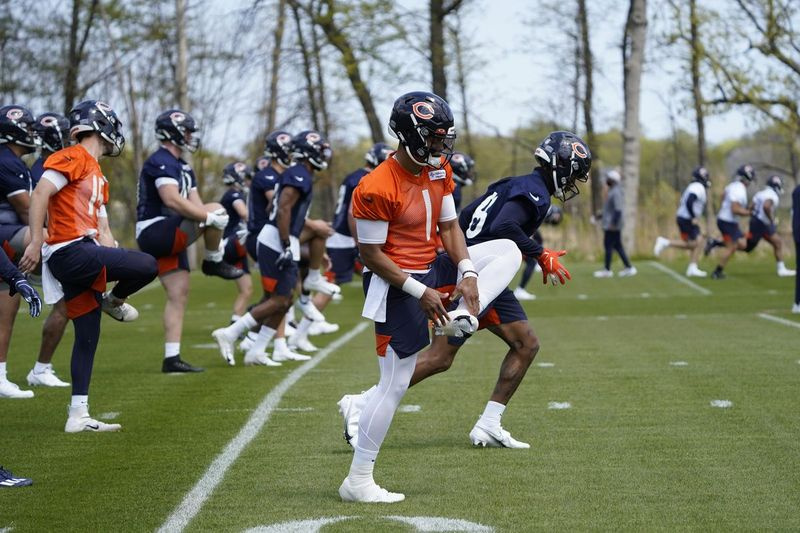 Bears-quarterback Justin Fields (1) trener under lagets rookie-minicamp 14. mai 2021 i Lake Forest Ill.