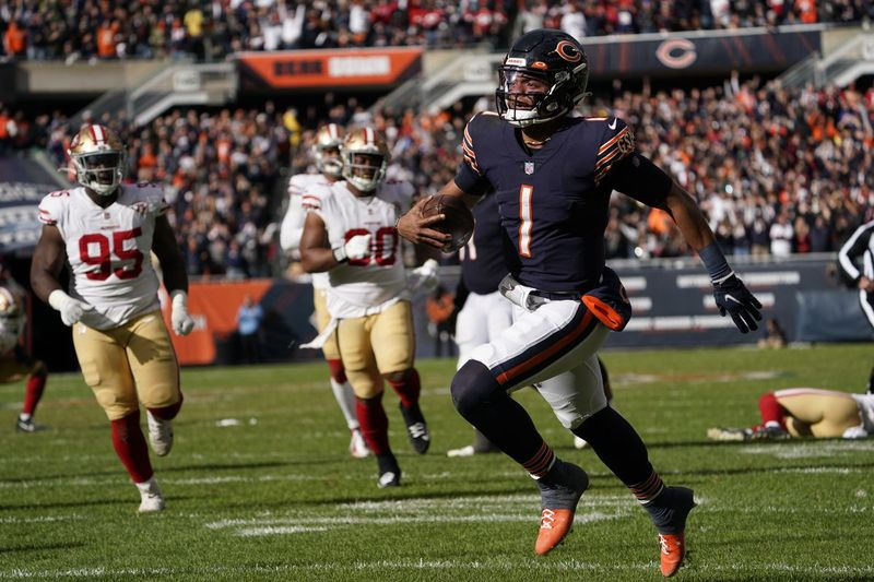 Le quart recrue des Bears Justin Fields (1) laisse la défense des 49ers dans son sillage lors d