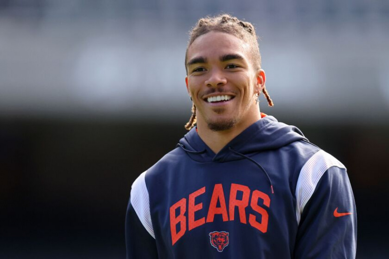   Una foto del nuevo receptor abierto de los Bears, Chase Claypool, sonriendo durante los calentamientos previos al juego.