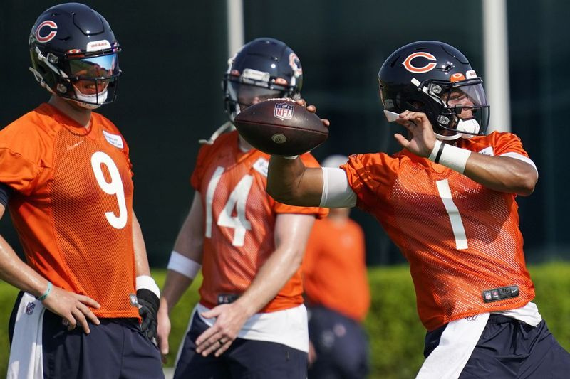 Nick Foles (9) i Andy Dalton (14) obserwują początkującego rozgrywającego Justina Fieldsa (1) rzucającego na trening.