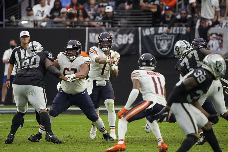 Bearsi tagamängija Justin Fields (1, visates lõpulöögi Darnell Mooneyle) viskas eelmisel nädalal Raidersi vastu 111 jardi.