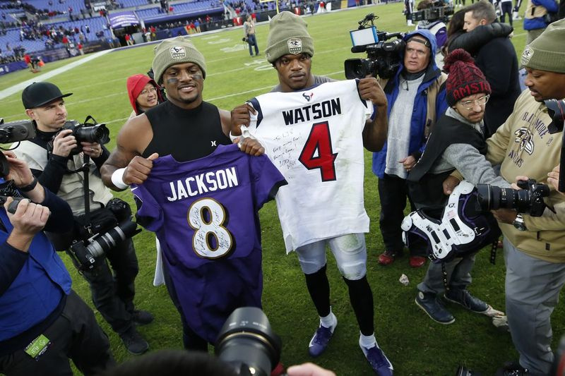 Ketrankos gynėjai Lamaras Jacksonas ir Deshaunas Watsonas po praėjusių metų rungtynių apsikeičia marškinėliais.