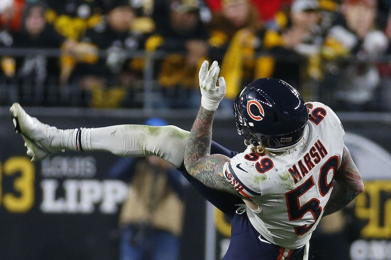 Ursos fora do linebacker Cassius Marsh comemora um sack com um chute de salto giratório na segunda-feira.