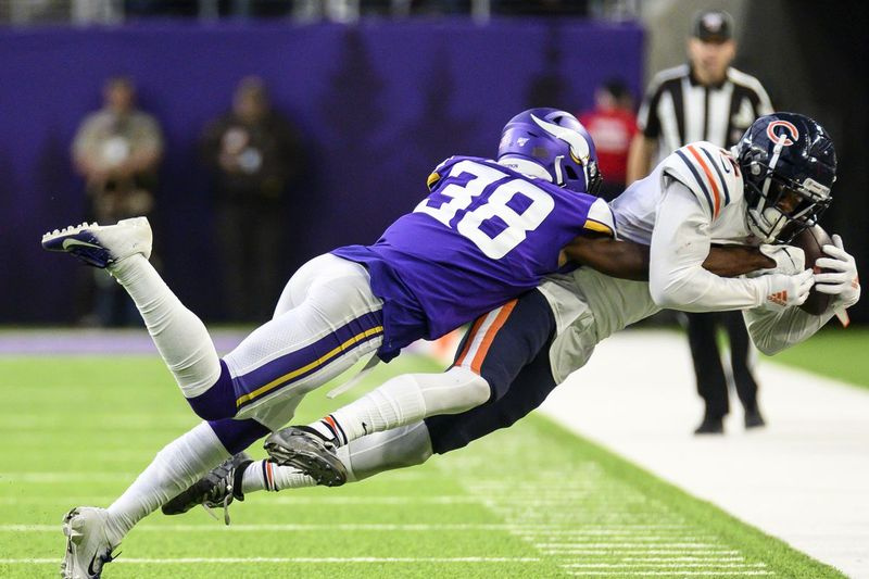 Le receveur des Bears Allen Robinson est plaqué par Kris Boyd des Vikings lors de la finale de la saison dernière.