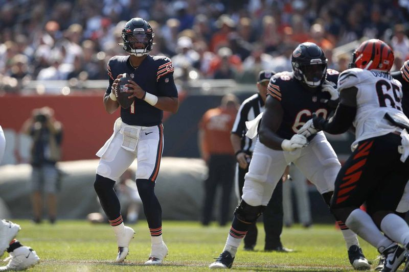 Bears rookie-quarterback Justin Fields (1) genomförde 6-av-13 passningar på 60 yards med en interception för en passningsbetyg på 27,7 i lättnad av Andy Dalton mot Bengals förra veckan.