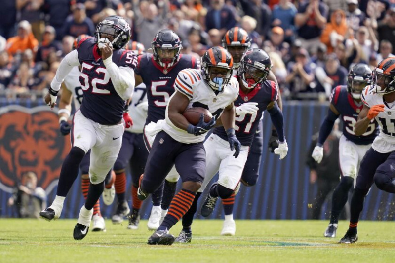   Beren die terug Khalil Herbert, centrum, rennen voor een winst van 52 yards terwijl verdedigers van Houston Texans hem achtervolgen tijdens de tweede helft van zondag.