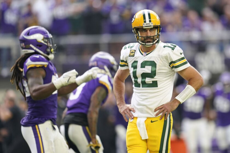   Le quart-arrière des Packers, Aaron Rodgers, réagit à un arrêt défensif des Vikings lors du quatrième essai dimanche.
